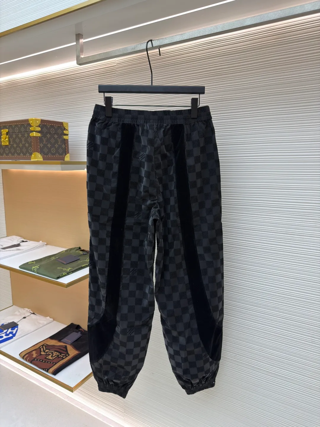 LOUIS VUITTON Checkerboard flocked trousers ●Original version: Purchased and developed by 18487 ●Item number: 1681045-B45 ●Fabric: flocked matte fabric ●Technology: jacquard production ●Version: fitted version ●Weight: about 335 grams ●Size: S-M-L-XL ●Description: Made of flocked matte Damier pattern integrated into Marque L.Vuitton Désée Logo, velvet ribbons with rich texture levels, the overall routing is straight and delicate, the fabrics are comfortable and soft, and the colors are consistent with no color difference. It can be matched with the same style to create a fashionable look and control various occasions. Customized accessories, complete with three labels, same style for men and women!